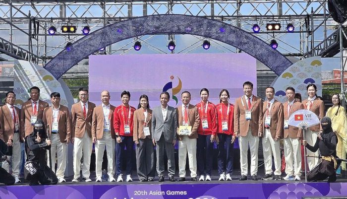 Thứ trưởng Bộ VHTTDL Hoàng Đạo Cương, Trưởng đoàn Thể thao Việt Nam Nguyễn Hồng Minh cùng các thành viên Đoàn Thể thao Việt Nam tại Lễ chào đón các đoàn tham dự ASIAD 20