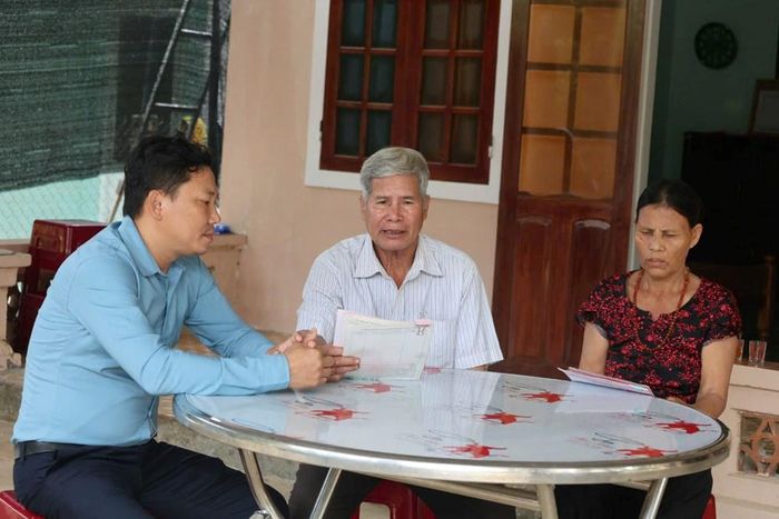 Ông Đinh Thanh Bình (giữa) vui mừng vì đã có Giấy chứng nhận quyền sử dụng đất sau hơn 10 năm chờ đợi