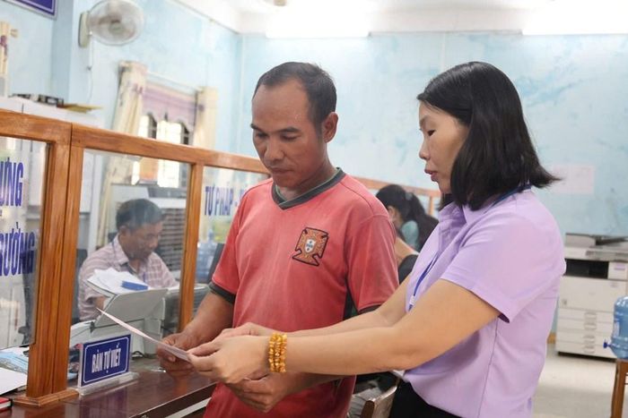 Cán bộ xã Sơn Mai hướng dẫn người dân thực hiện thủ tục cấp Giấy chứng nhận quyền sử dụng đất