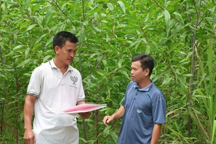 Ông Đinh Văn Dị (trái) cho biết hồ sơ cấp sổ đỏ hiện nay được hướng dẫn cụ thể, giúp người dân giảm thời gian đi lại