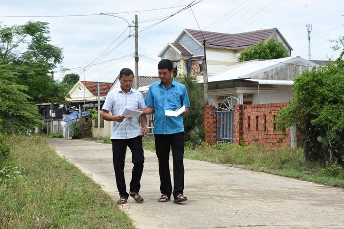 Cán bộ cơ sở phối hợp rà soát, xác minh thông tin phục vụ hoàn thiện dữ liệu đất đai