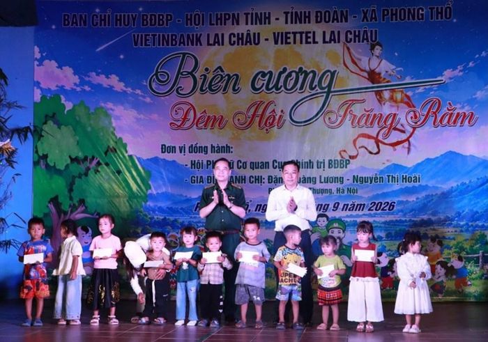 Trao quà động viên các em có hoàn cảnh khó khăn tại chương trình