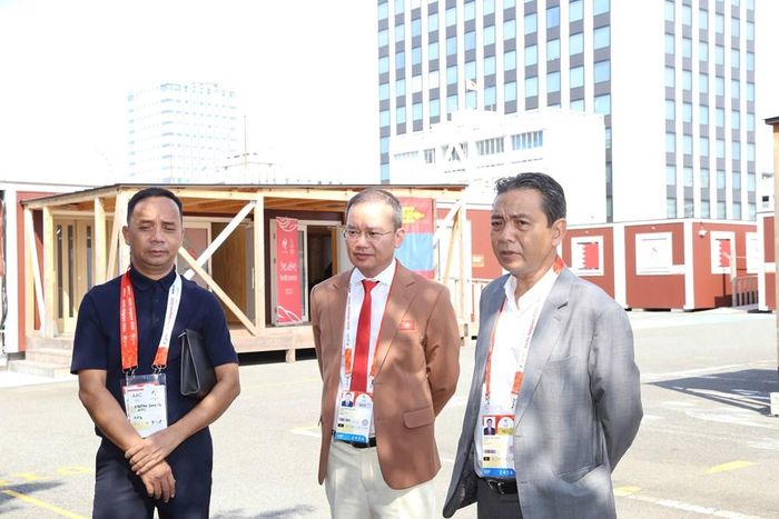 Từ phải sang, Thứ trưởng Hoàng Đạo Cương, Trưởng đoàn Nguyễn Hồng Minh và Phó Cục trưởng Cục Thể dục Thể thao Việt Nam Nguyễn Trọng Hổ tại khu vực ăn, ở của các vận động viên