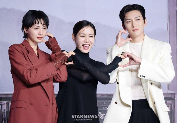 Son Ye Jin tiếp tục hoạt động với dự án Scandal, hợp tác cùng Ji Chang Wook và Nana. Ảnh: STARNEWS