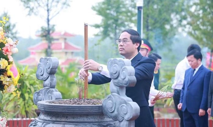 Bí thư Tỉnh uỷ Thái Nguyên Trịnh Xuân Trường thành kính dâng hương tại Di tích lịch sử