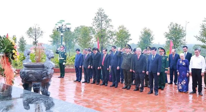 Các đại biểu dành phút tưởng niệm, thành kính tri ân các thế hệ cán bộ, đảng viên tại Di tích lịch sử nơi thành lập cơ sở Đảng Cộng sản đầu tiên của tỉnh