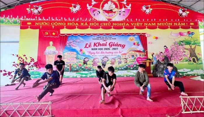 Với sự chuẩn bị công phu, bài bản, đoàn nghệ nhân, diễn viên quần chúng dân tộc Mông tỉnh Tuyên Quang sẵn sàng mang đến Điện Biên những tiết mục giàu bản sắc