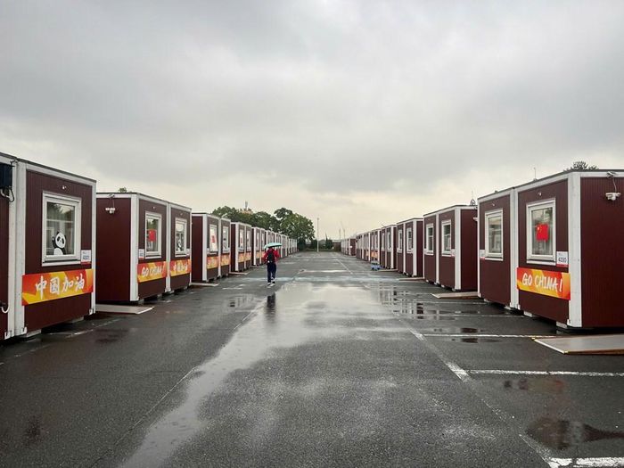 Ban tổ chức bố trí thêm các khối nhà container cho các vận động viên Ảnh: Quý Lượng