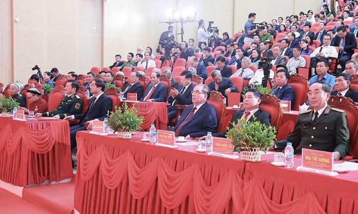 Nguyên Tổng Bí thư Nông Đức Mạnh và các đại biểu tham dự Lễ kỷ niệm 90 năm thành lập cơ sở Đảng Cộng sản đầu tiên của tỉnh