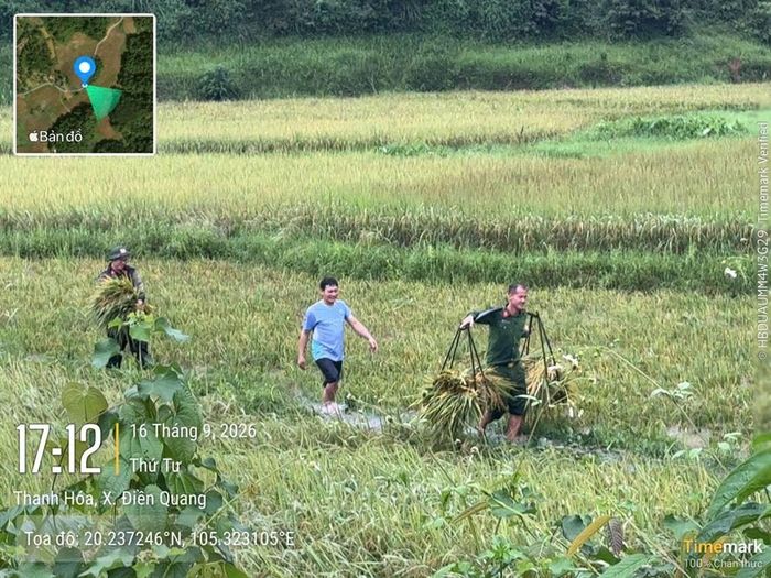 Sự hỗ trợ kịp thời của lực lượng công an góp phần giúp người dân hạn chế thiệt hại do mưa lũ. Ảnh: Công an Thanh Hoá