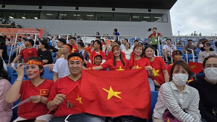 Các cổ động viên Việt Nam trên khán đài cổ vũ đội tuyển U23 Việt Nam
