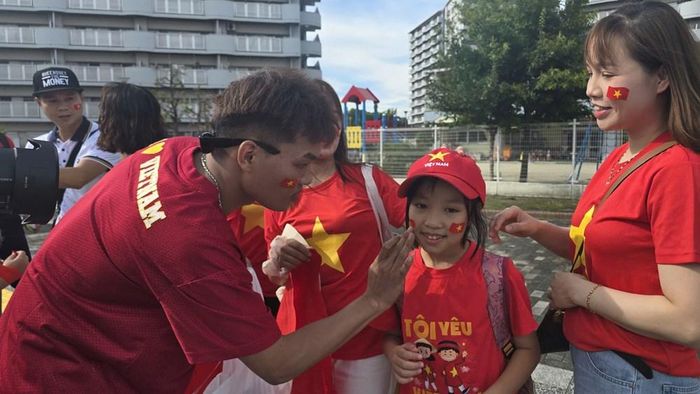 Bé Trà My và các cổ động viên trước khi vào sân