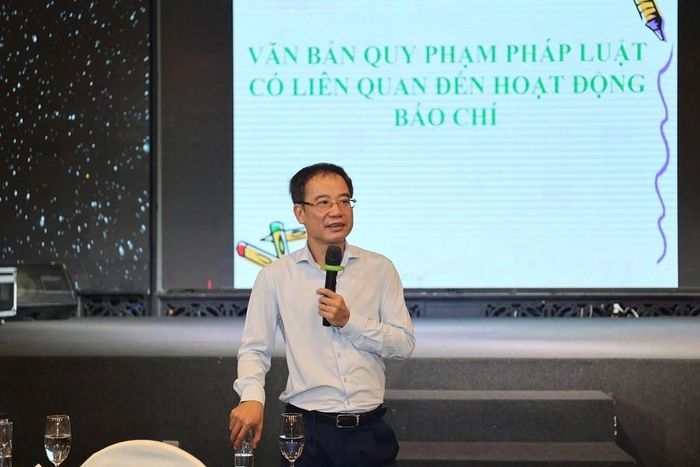 Ông Nguyễn Văn Hiếu - Phó Cục trưởng Cục Báo chí truyền đạt những nội dung cơ bản của Luật Báo chí sửa đổi năm 2025 đến các học viên
