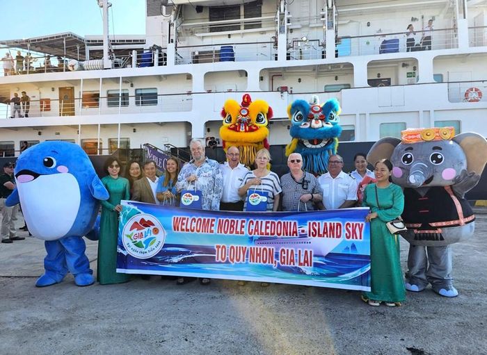 Sở VHTTDL Gia Lai tặng quà cho du khách tàu du lịch quốc tế Noble Caledoni – Island Sky