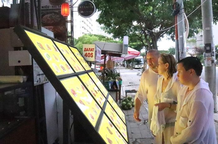 Du khách tìm hiểu về ẩm thực ở Nha Trang, Khánh Hòa