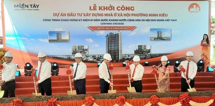 Các đại biểu thực hiện nghi thức khởi công dự án nhà ở xã hội