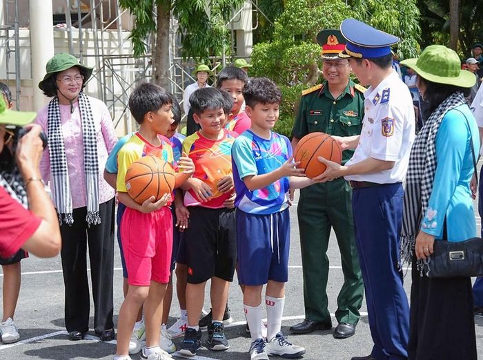 Nguyên Phó Chủ nước Đặng Thị Ngọc Thịnh cùng các đại biểu trong đoàn công tác thăm hỏi và động viên các em thiếu nhi ở đặc khu Côn Đảo