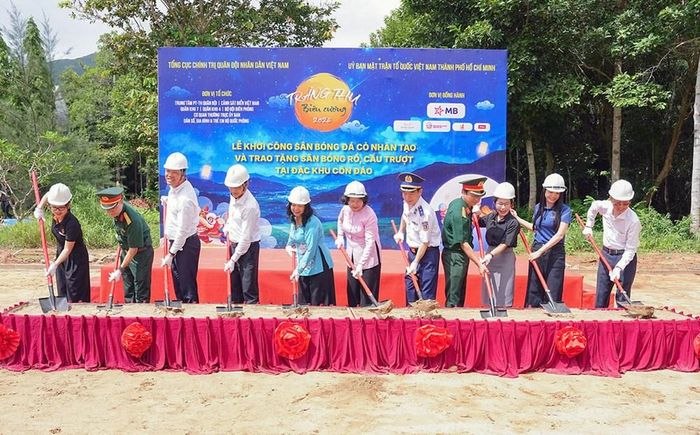 Các đại biểu thực hiện nghi thức khởi công xây dựng sân bóng đá cỏ nhân tạo