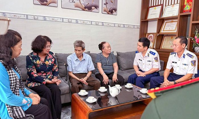 Nguyên Phó Chủ nước Đặng Thị Ngọc Thịnh cùng các đại biểu trong đoàn công tác đến thăm, động viên và tặng quà một số cựu tù Côn Đảo