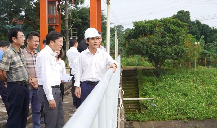 Ông Lê Hồng Vinh kiểm tra thực địa tại hồ Thuỷ lợi - Thuỷ điện Quảng Trị ở xã Khe Sanh, tỉnh Quảng Trị