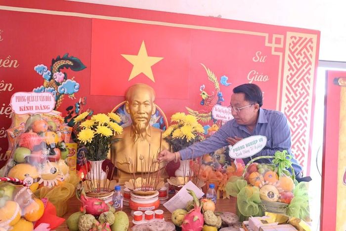 Đại diện lãnh đạo Sở VHTTDL tỉnh Quảng Ngãi dâng hương lễ Giỗ Tổ sân khấu