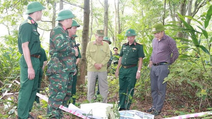 Đoàn khảo sát thực địa các khu vực nghi có mộ liệt sĩ ở gần đỉnh đèo Hải Vân. Ảnh: L.Sáu