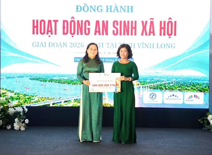Các đơn vị trao bảng tượng trưng cho đại diện Hội LHPN tỉnh để hỗ trợ an sinh xã hội ở Vĩnh Long
