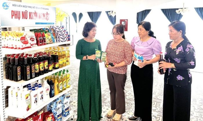 Phụ nữ tỉnh Vĩnh Long được gửi hàng hóa để khởi nghiệp