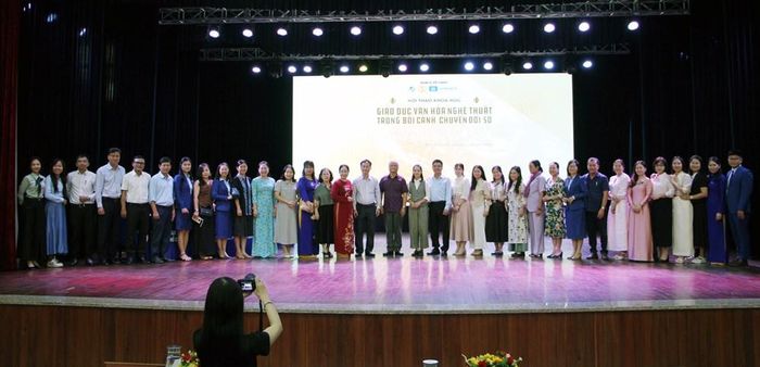 Các đại biểu chụp ảnh lưu niệm