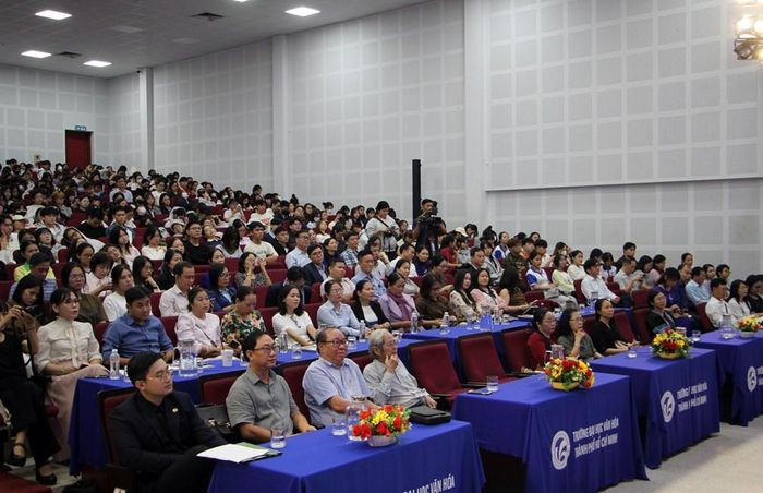 Đông đảo đại biểu và sinh viên tham dự Hội thảo
