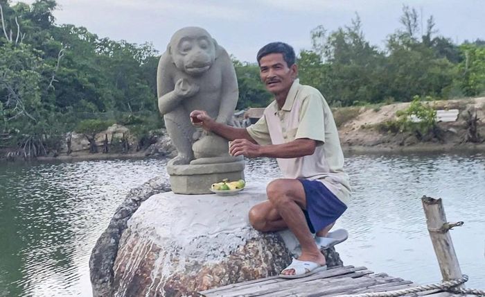 Ông Dương Đình Lục, người phát hiện và giao nộp tượng thần khỉ Hanuman. Ảnh NVCC