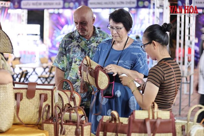Du khách tham quan mua sắm tại các gian hàng