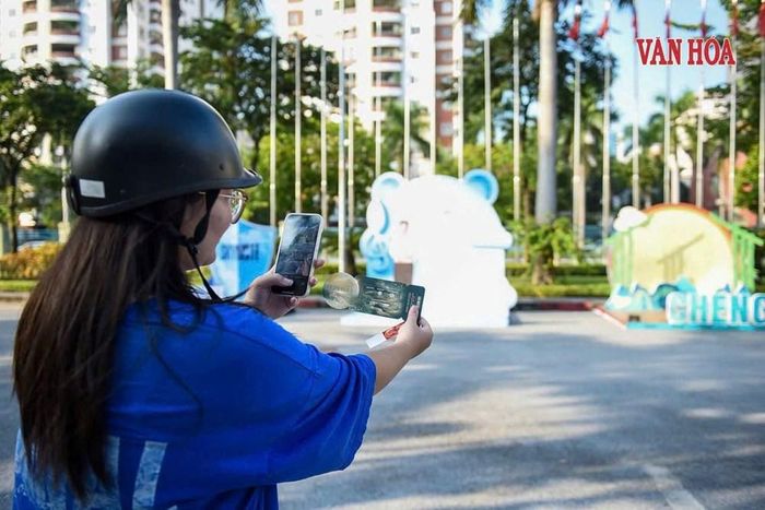 Khán giả hào hứng check-in tại các khu vực tiểu cảnh mang đậm dấu ấn của "Ga chờ cảm xúc"