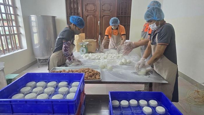 Bánh Trung thu truyền thống tại cơ sở bánh Cam Nhung, phường Thuỷ Nguyên, TP. Hải Phòng