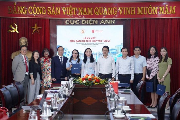 Các đại biểu chụp ảnh lưu niệm