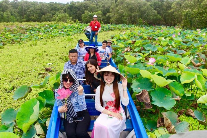 Khách tham quan rừng tràm Trà Sư. Ảnh: Thanh Sang