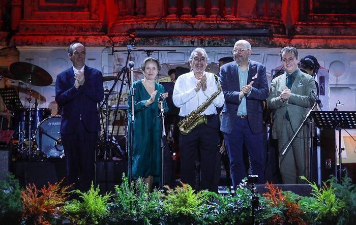 NSƯT, nhạc công kèn saxophone Quyền Văn Minh - đại sứ Hà Nội Jazztival chụp ảnh cùng các đại sứ. Ảnh: Khánh Hoà - TTXVN
