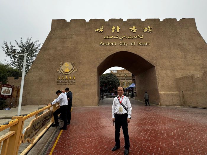  PGS-TS Bùi Hoài Sơn, tác giả bài viết, tại Phố cổ Kashgar 