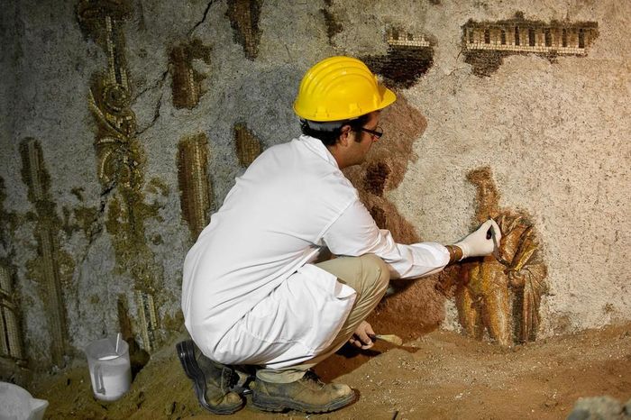 Chuyên gia làm việc bên cạnh ‘Đại khảm’ sau quá trình phục chế tại quần thể Trajan ở Rome. Ảnh: Internet