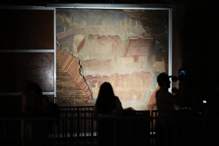 Bức bích họa “Thành phố được vẽ” (Painted City), có niên đại từ thế kỷ I, mô tả một thành phố nhìn từ trên cao với tường thành, tháp và nhiều công trình kiến trúc. Ảnh: Internet