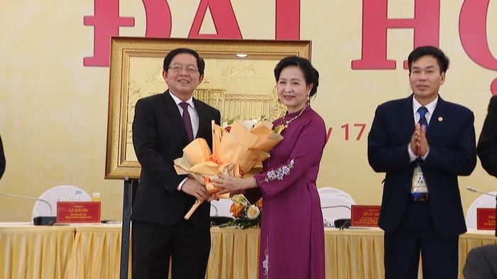 Đồng chí Hồ Quốc Dũng, Ủy viên Trung ương Đảng, Phó Thủ tướng Chính phủ (trái) tới dự, tặng hoa chúc mừng Ban Chấp hành Hội NSNAVN Khóa X, nhiệm kỳ 2026 - 2031. Ảnh: BTC