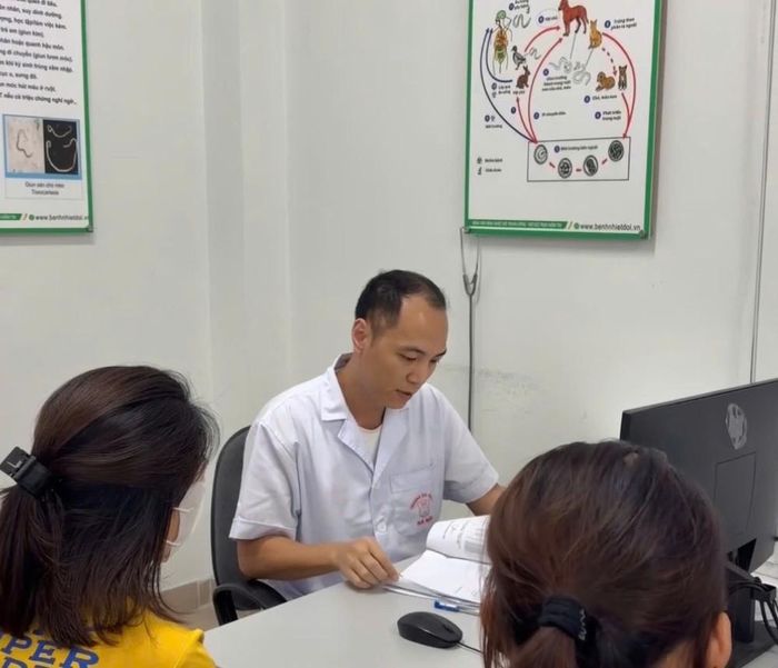 ThS.BS. Nguyễn Quốc Phương, Trưởng khoa Kiểm soát Nhiễm khuẩn, Bệnh viện Bệnh Nhiệt đới Trung ương thăm khám cho bệnh nhân. Ảnh: BVCC