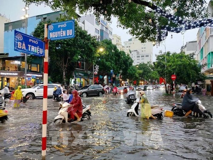 Nước lũ có thể làm ô nhiễm nguồn nước và thực phẩm, làm gia tăng nguy cơ mắc các bệnh đường tiêu hóa. Ảnh: Hoàng Hiếu - TTXVN
