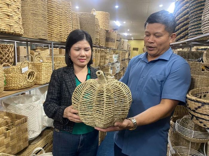 Thanh Hóa nâng cao chất lượng sản phẩm OCOP. Trong ảnh: Ông Phạm Minh Tôn, Giám đốc Công ty Cổ phần Sản xuất, Chế biến Cói xuất khẩu Việt Anh giới thiệu sản phẩm từ cói đạt chuẩn OCOP. Ảnh: Nguyễn Nam - TTXVN