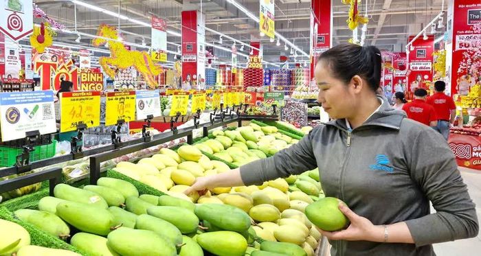 Người tiêu dùng tin chọn mua trái cây gắn Tick xanh trách nhiệm tại siêu thị Go! Bà Rịa. Ảnh: Huỳnh Sơn - TTXVN