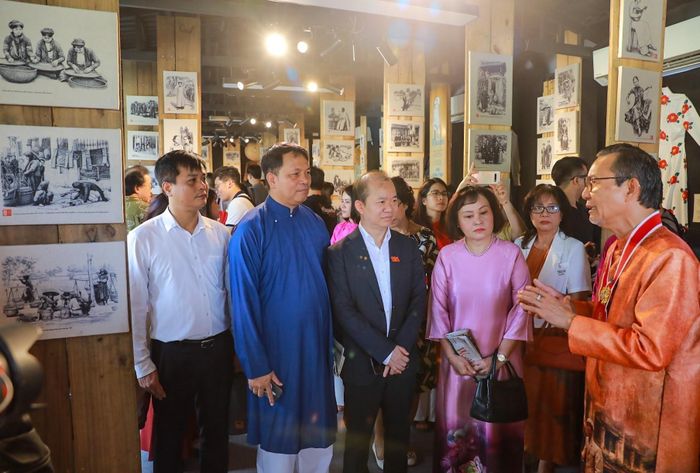 Các đại biểu tham quan không gian trưng bày. Ảnh: Khánh Hoà - TTXVN