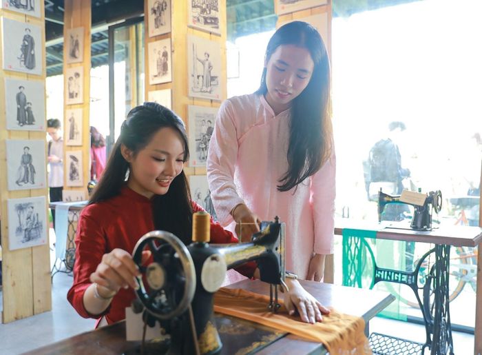  Chương trình nhận được sự yêu thích của khách tham quan. Ảnh: Khánh Hoà - TTXVN 