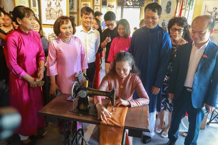 Các đại biểu tham quan không gian trưng bày. Ảnh: Khánh Hoà - TTXVN
