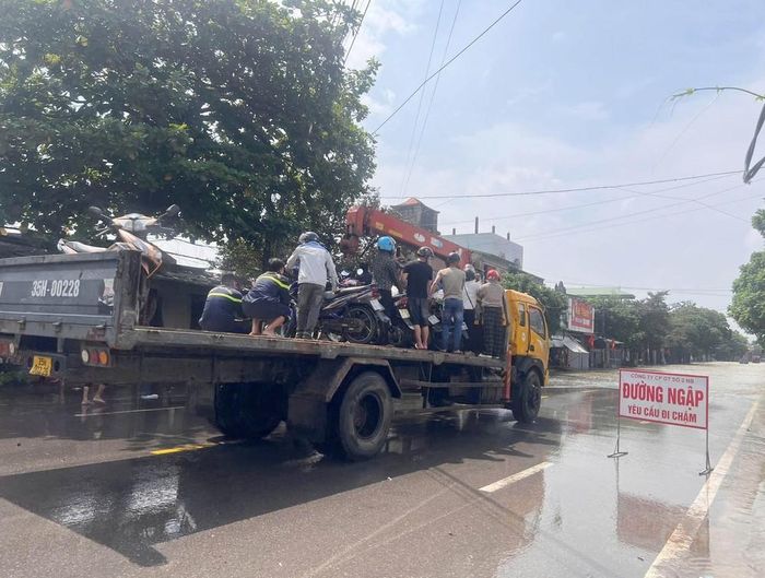 Xe cứu hộ hỗ trợ người dân và phương tiện di chuyển qua các khu vực ngập lụt tại xã Phú Sơn, tỉnh Ninh Bình. Ảnh: Thùy Dung - TTXVN