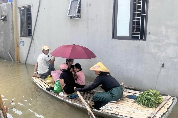 Người dân tại nhiều khu vực ngập lụt ở xã Phú Sơn, tỉnh Ninh Bình sử dụng thuyền để đi lại, phục vụ sinh hoạt hằng ngày. Ảnh: Thùy Dung - TTXVN